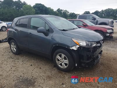 Czwarte zdjęcie samochodu z boku: 2021 CHEVROLET TRAX LS VIN:KL7CJNSB0MB326541 - miniatura