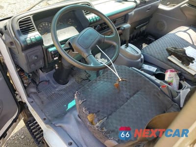 Zdjęcie 8 z 13 samochodu: 2006 ISUZU NPR DELIVERY TRUCK VIN:4KLB4B1U56J803075 - miniatura