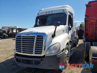 Trzecie zdjęcie samochodu z tyłu: 2018 FREIGHTLINER CASCADIA 125 VIN:3AKJGLDR7JSJZ4551 - miniatura
