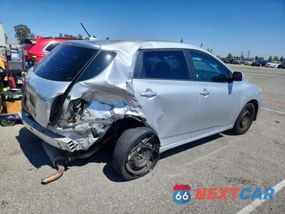 Trzecie zdjęcie samochodu z tyłu: 2010 TOYOTA MATRIX BASE VIN:2T1KU4EE4AC344818 - miniatura
