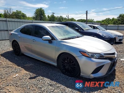Czwarte zdjęcie samochodu z boku: 2018 TOYOTA CAMRY SE VIN:4T1B11HK7JU620836 - miniatura