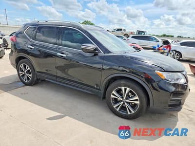 Czwarte zdjęcie samochodu z boku: 2019 NISSAN ROGUE SV VIN:5N1AT2MT5KC701562 - miniatura