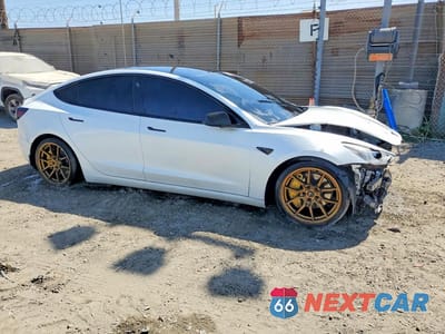 Czwarte zdjęcie samochodu z boku: 2022 TESLA MODEL 3 VIN:5YJ3E1EA7NF167664 - miniatura