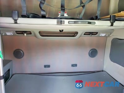 Zdjęcie 6 z 10 samochodu: 2019 VOLVO VNL SEMI TRUCK VIN:4V4NC9EHXKN203245 - miniatura