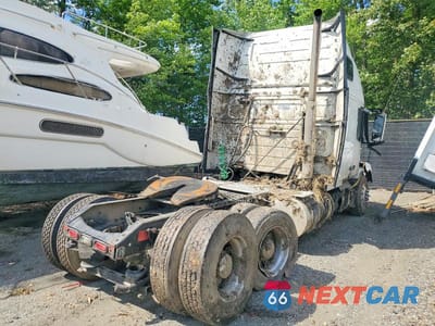 Czwarte zdjęcie samochodu z boku: 2018 VOLVO VNL SEMI TRUCK VIN:4V4NC9EH3JN893516 - miniatura