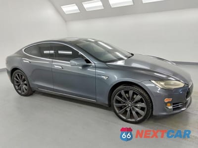 Czwarte zdjęcie samochodu z boku: 2013 TESLA MODEL S VIN:5YJSA1DP0DFP16312 - miniatura