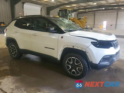 Czwarte zdjęcie samochodu z boku: 2025 JEEP COMPASS TRAILHAWK VIN:3C4NJDDN1ST583894 - miniatura