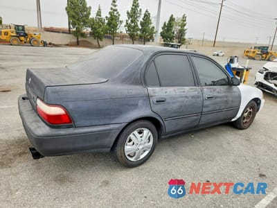 Trzecie zdjęcie samochodu z tyłu: 1997 TOYOTA COROLLA BASE VIN:1NXBA02E1VZ561978 - miniatura