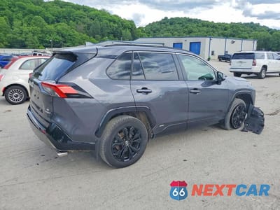 Trzecie zdjęcie samochodu z tyłu: 2024 TOYOTA RAV4 SE VIN:JTM16RFV3RJ043975 - miniatura