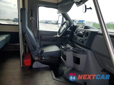 Zdjęcie 11 z 13 samochodu: 2021 FORD ECONOLINE E350 SUPER DUTY CUTAWAY VAN VIN:1FDEE3FN9MDC10814 - miniatura