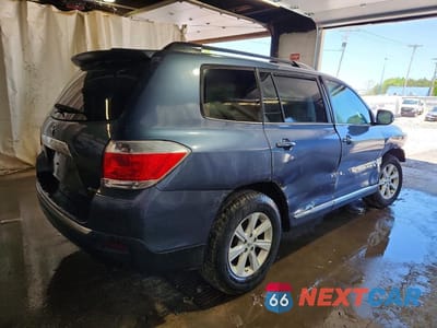 Trzecie zdjęcie samochodu z tyłu: 2013 TOYOTA HIGHLANDER PLUS VIN:5TDBK3EH2DS270577 - miniatura