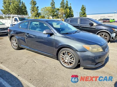 Czwarte zdjęcie samochodu z boku: 2007 SCION TC BASE VIN:JTKDE177370205777 - miniatura
