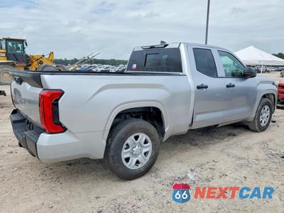 Trzecie zdjęcie samochodu z tyłu: 2025 TOYOTA TUNDRA SR VIN:5TFKB5AA7SX047317 - miniatura