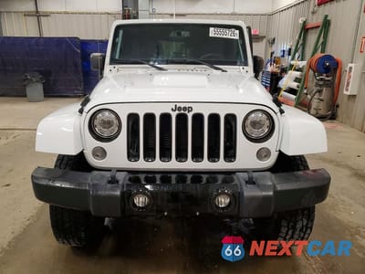 Piąte zdjęcie samochodu w środku: 2017 JEEP WRANGLER UNLIMITED SAHARA VIN:1C4BJWEG5HL706292 - miniatura