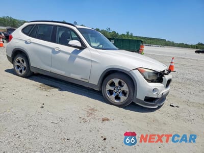 Czwarte zdjęcie samochodu z boku: 2015 BMW X1 SDRIVE28I VIN:WBAVM1C53FVZ94420 - miniatura