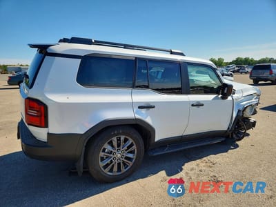 Trzecie zdjęcie samochodu z tyłu: 2026 TOYOTA LAND CRUISER BASE VIN:JTEABFAJ3TK050551 - miniatura