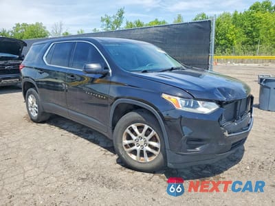 Czwarte zdjęcie samochodu z boku: 2018 CHEVROLET TRAVERSE LS VIN:1GNERFKW6JJ282583 - miniatura