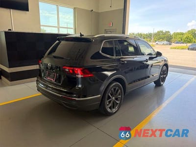 Czwarte zdjęcie samochodu z boku: 2022 VOLKSWAGEN TIGUAN SE VIN:3VV3B7AX7NM110142 - miniatura