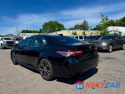 Trzecie zdjęcie samochodu z tyłu: 2020 TOYOTA CAMRY SE VIN:4T1G11AK0LU346463 - miniatura