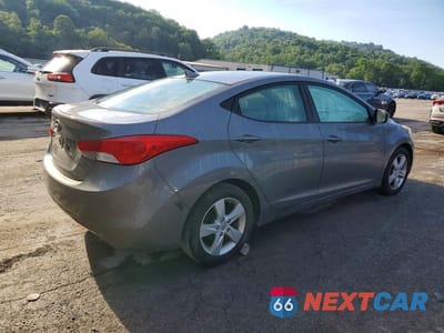 Trzecie zdjęcie samochodu z tyłu: 2013 HYUNDAI ELANTRA GLS VIN:5NPDH4AE2DH416457 - miniatura
