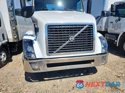 Zdjęcie 9 z 10 samochodu: 2016 VOLVO VNL SEMI TRUCK VIN:4V4NC9EG8GN974902 - miniatura
