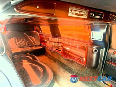 Zdjęcie 9 z 14 samochodu: 2005 LINCOLN TOWN CAR EXECUTIVE VIN:1L1FM88W85Y609574 - miniatura