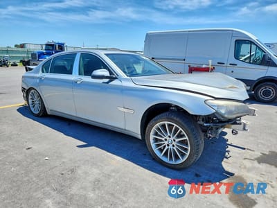 Czwarte zdjęcie samochodu z boku: 2013 BMW 750 LXI VIN:WBAYF8C58DD141062 - miniatura