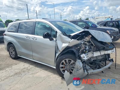 Czwarte zdjęcie samochodu z boku: 2025 TOYOTA SIENNA XLE 8-PASSENGER VIN:5TDYRKEC2SS227911 - miniatura