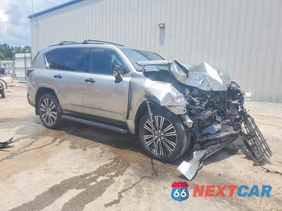 Czwarte zdjęcie samochodu z boku: 2023 LEXUS LX 600 LUXURY VIN:JTJGB7CXXP4036773 - miniatura