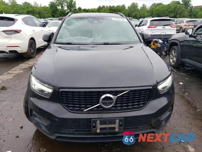 Piąte zdjęcie samochodu w środku: 2020 VOLVO XC40 T5 R-DESIGN VIN:YV4162UMXL2237290 - miniatura