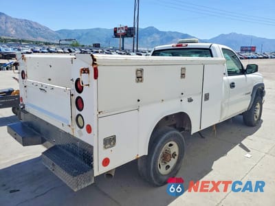 Trzecie zdjęcie samochodu z tyłu: 2005 CHEVROLET SILVERADO C2500 HEAVY DUTY VIN:1GCHC24U85E252334 - miniatura