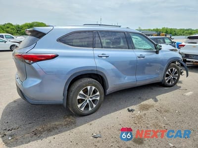 Trzecie zdjęcie samochodu z tyłu: 2021 TOYOTA HIGHLANDER XLE VIN:5TDGZRBH9MS108535 - miniatura