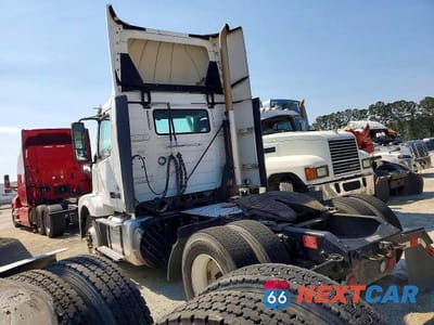 Trzecie zdjęcie samochodu z tyłu: 2018 VOLVO VNL SEMI TRUCK VIN:4V4N39TG5JN892443 - miniatura