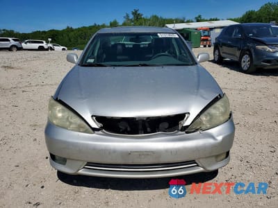 Piąte zdjęcie samochodu w środku: 2005 TOYOTA CAMRY XLE VIN:4T1BE30K35U981353 - miniatura
