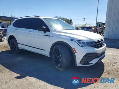 Czwarte zdjęcie samochodu z boku: 2023 VOLKSWAGEN TIGUAN SE R-LINE BLACK VIN:3VVCB7AX4PM097563 - miniatura