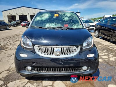 Piąte zdjęcie samochodu w środku: 2017 SMART FORTWO VIN:WMEFK5DA2HK137429 - miniatura
