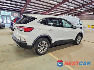 Trzecie zdjęcie samochodu z tyłu: 2020 FORD ESCAPE SE VIN:1FMCU9G63LUB46496 - miniatura