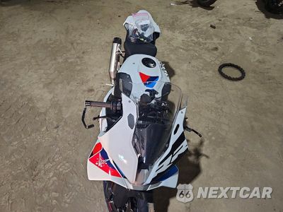 Piąte zdjęcie samochodu w środku: 2025 BMW S 1000 RR VIN:WB10P2309S6L72176 - miniatura