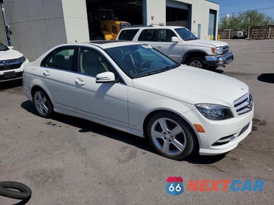 Czwarte zdjęcie samochodu z boku: 2011 MERCEDES-BENZ C 300 VIN:WDDGF5EB7BA526617 - miniatura