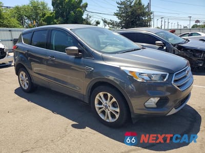 Czwarte zdjęcie samochodu z boku: 2019 FORD ESCAPE SE VIN:1FMCU0GDXKUB11477 - miniatura