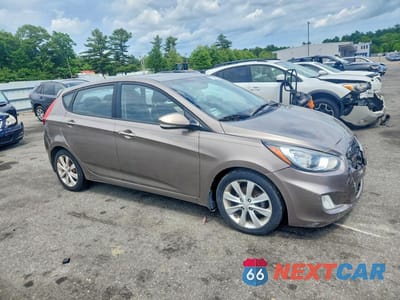 Czwarte zdjęcie samochodu z boku: 2013 HYUNDAI ACCENT SE VIN:KMHCU5AE1DU104077 - miniatura