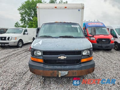 Piąte zdjęcie samochodu w środku: 2006 CHEVROLET EXPRESS BOX TRUCK VIN:1GBJG31U361253128 - miniatura