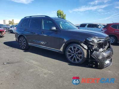 Czwarte zdjęcie samochodu z boku: 2022 BMW X7 XDRIVE40I VIN:5UXCW2C06N9K92788 - miniatura