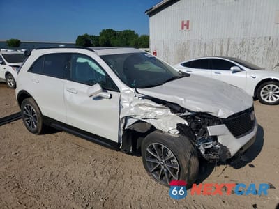 Czwarte zdjęcie samochodu z boku: 2024 CADILLAC XT4 SPORT VIN:1GYFZFR46RF180226 - miniatura