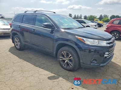 Czwarte zdjęcie samochodu z boku: 2018 TOYOTA HIGHLANDER LE VIN:5TDBZRFH2JS850520 - miniatura