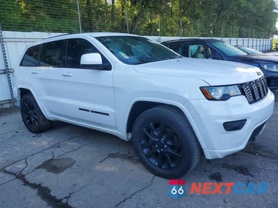 Czwarte zdjęcie samochodu z boku: 2017 JEEP GRAND CHEROKEE LAREDO VIN:1C4RJEAG3HC868355 - miniatura