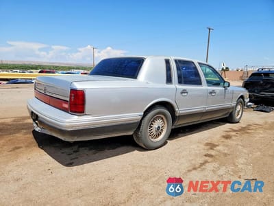 Trzecie zdjęcie samochodu z tyłu: 1994 LINCOLN TOWN CAR SIGNATURE VIN:1LNLM82W4RY630745 - miniatura