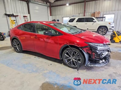 Czwarte zdjęcie samochodu z boku: 2023 TOYOTA PRIUS XLE VIN:JTDACAAU3P3010890 - miniatura