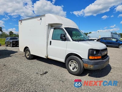 Czwarte zdjęcie samochodu z boku: 2004 CHEVROLET EXPRESS DELIVERY TRUCK VIN:1GBHG31U541208459 - miniatura
