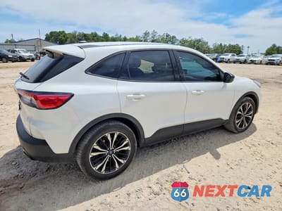 Trzecie zdjęcie samochodu z tyłu: 2021 FORD ESCAPE SE VIN:1FMCU0G6XMUA11951 - miniatura